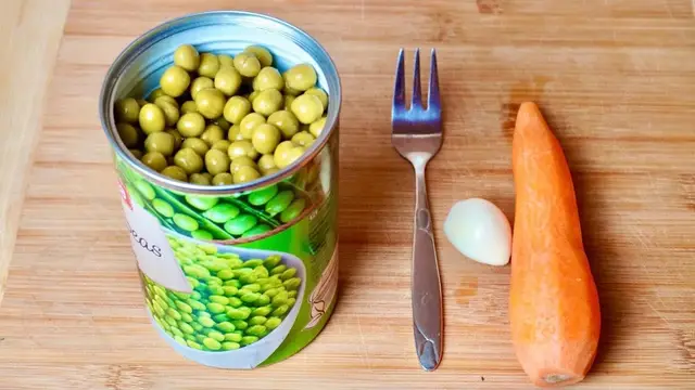 Гениальный салат с консервированным горошком и куриной грудкой