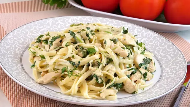 Паста лингвини с курицей и шпинатом в сливочном соусе