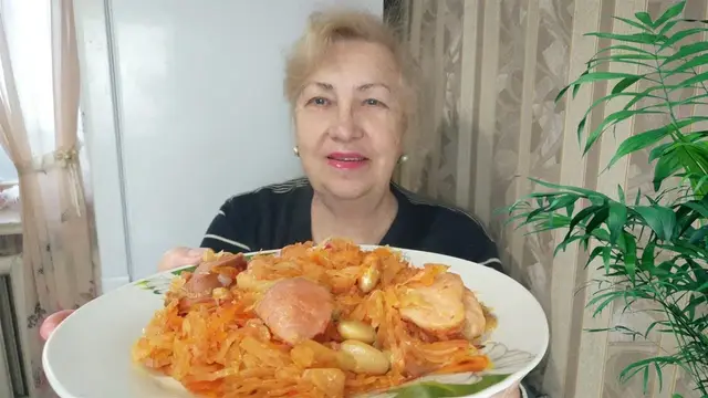 Тушенная капуста с фасолью и сосисками