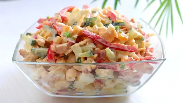 Новогодний салат с копченой курицей, огурцами и перцем