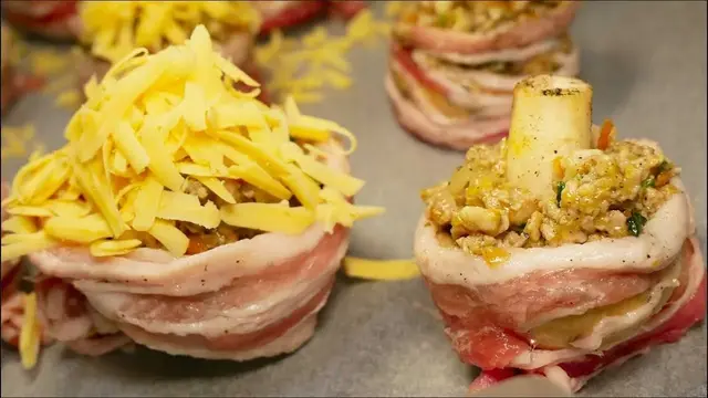 Фаршированные шампиньоны в беконе под сырной корочкой