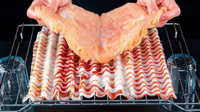 Рулетики из бекона с курицей и сыром, под жареным картофелем и пряным салатом