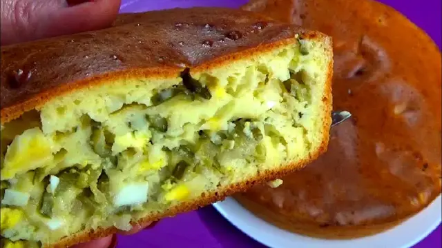 Быстрый пирог с солеными огурцами