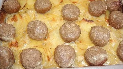 Фрикадельки с картошкой в духовке