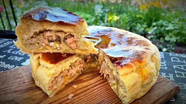 Сочный пирог с горбушей и капустой