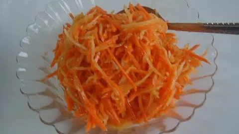 Легкий салат из редьки и моркови