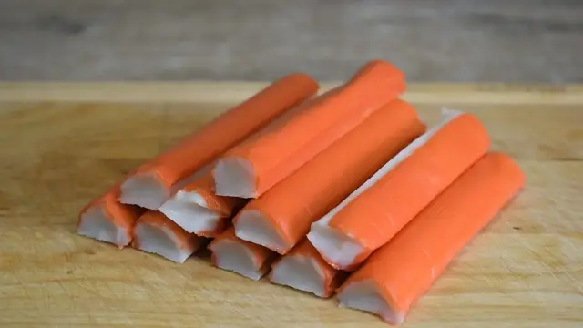 Пикантный салат с крабовыми палочками