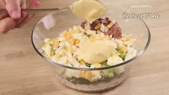 Простой летний салат с яйцом