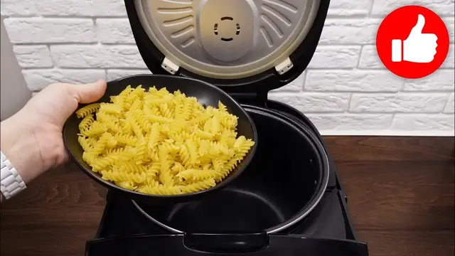 Макароны с колбасой в сырном соусе в мультиварке