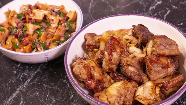 Свинина с корочкой на сковороде и лисички с зеленью на гарнир