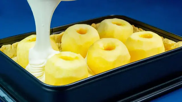 Яблочный пирог с ванильно-сырным кремом и карамелью