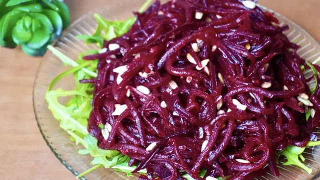 Очень простой и вкусный салат из свёклы