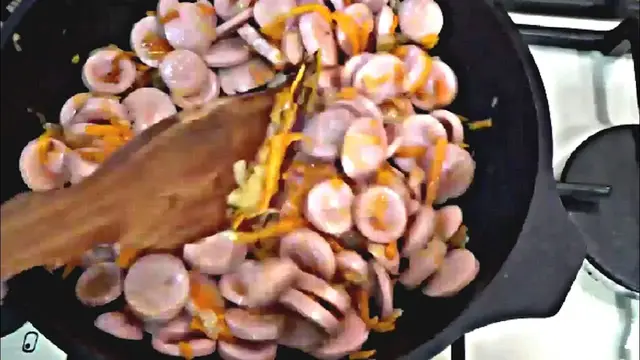 Суп сырный с сосисками на скорую руку