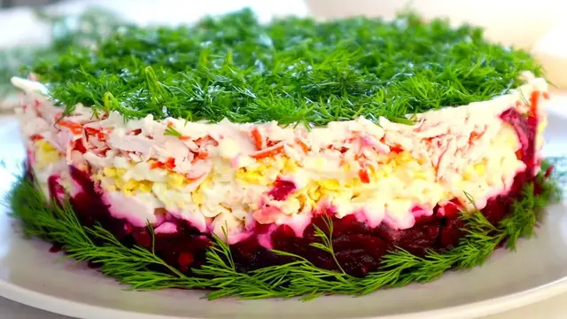 Слоёный салат из свёклы и крабовых палочек 