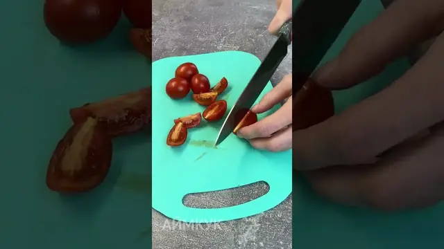 Салат Цезарь с колбасой и сухариками