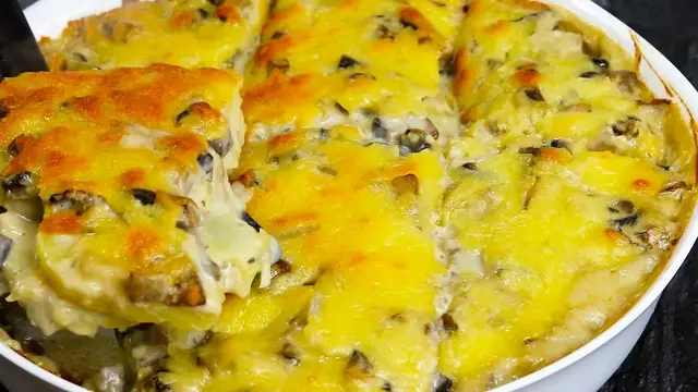 Картофельная запеканка с грибами и соусом бешамель