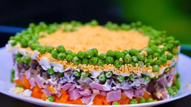 Салат с копчёным мясом и грибами