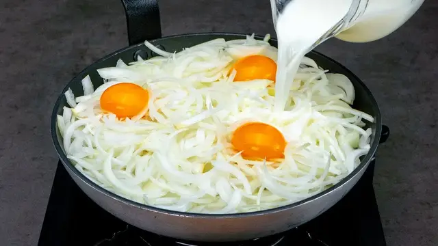 Луковые котлеты на сковородке 