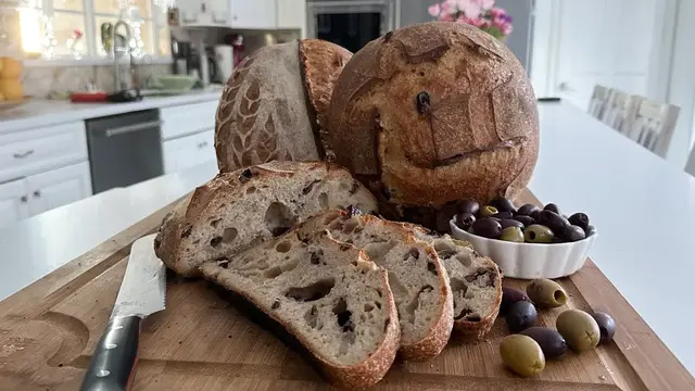 Вкусный хлеб с оливками на закваске