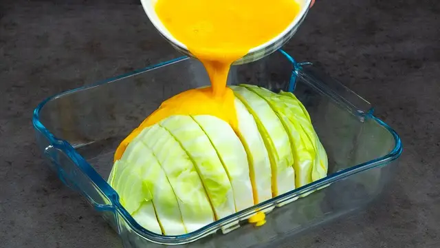 Капустная запеканка с сосисками и сыром
