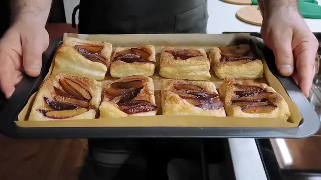 Слойки со сливами