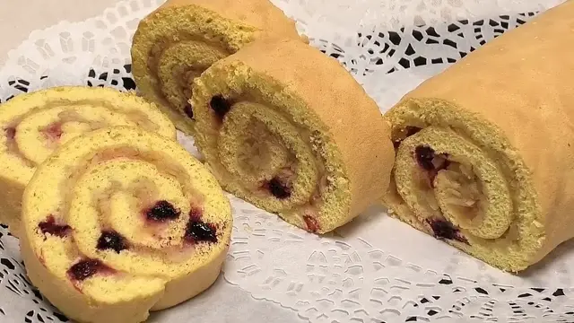 Бисквитный рулет с яблоками