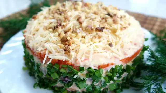 Салат с копченой курицей, морковью и орехами