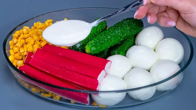 Сытный салат с яйцом и сурими без майонеза