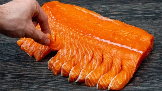 Лосось под сливочно-грибным соусом