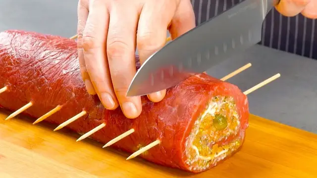 Мясной рулет с начинкой на гриле
