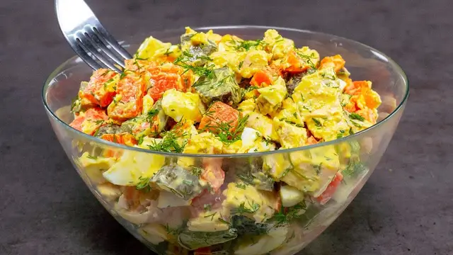 Горячие бутерброды с курицей, яйцом и огурцами