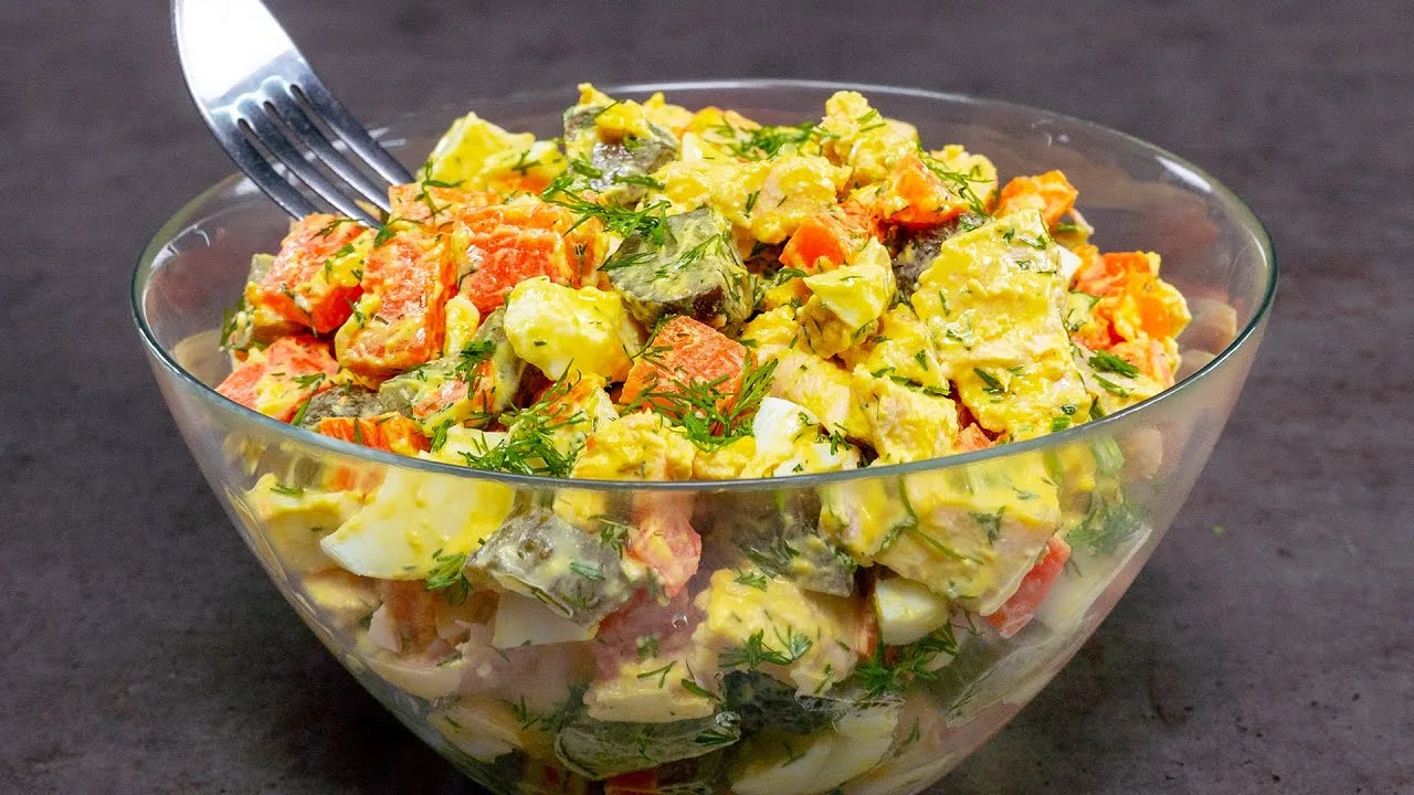 Горячие бутерброды с курицей, яйцом и огурцами