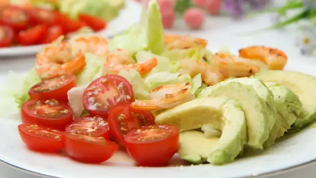 Салаты с креветками и курицей 