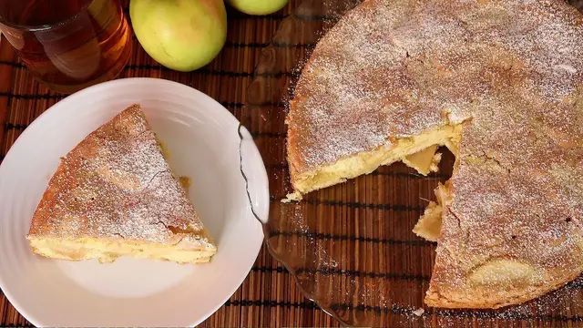 Воздушная шарлотка с яблоками