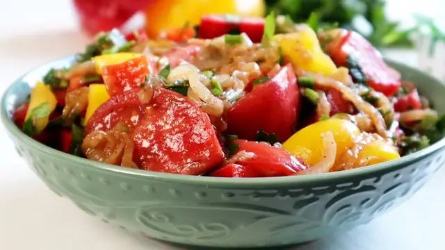 Очень вкусный салат из помидоров и жареного лука