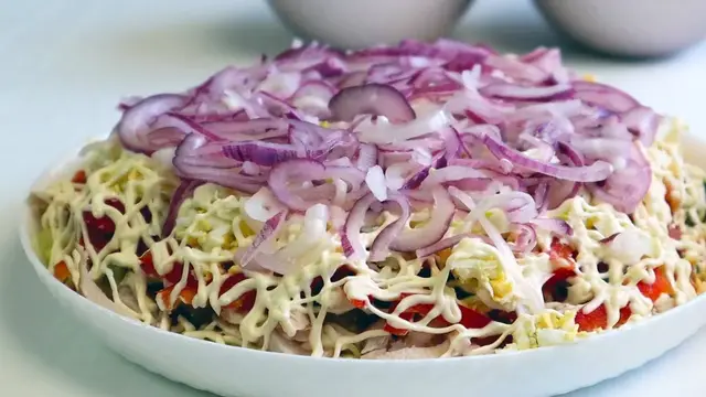 Сытный салат с курицей на праздничный стол 