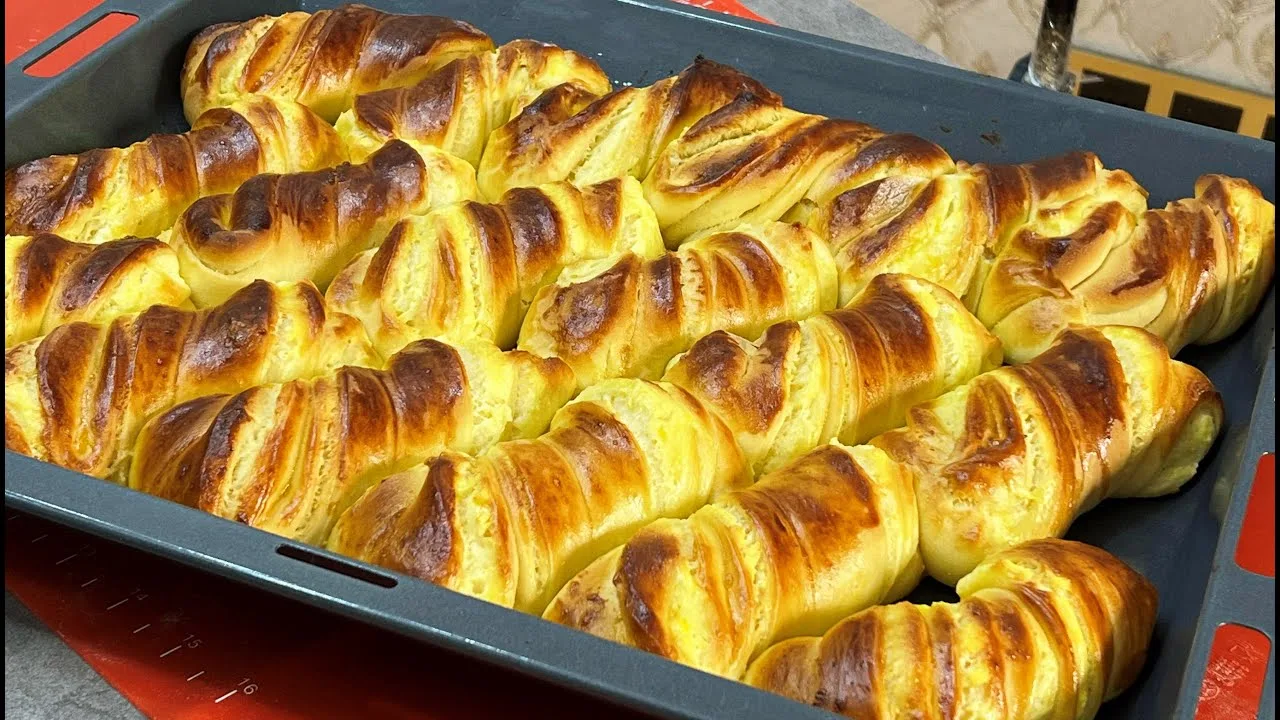 Сдобные булочки с творожной начинкой
