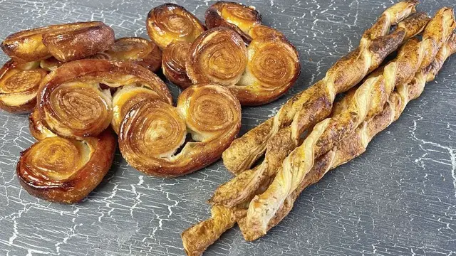 Карамельные слоёные ушки и палочки с прованскими травами
