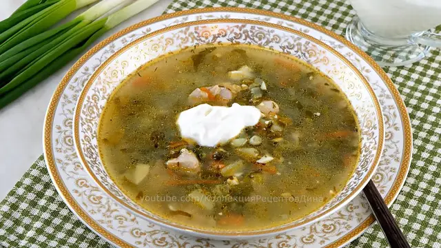 Зеленый борщ с щавелём и яйцом