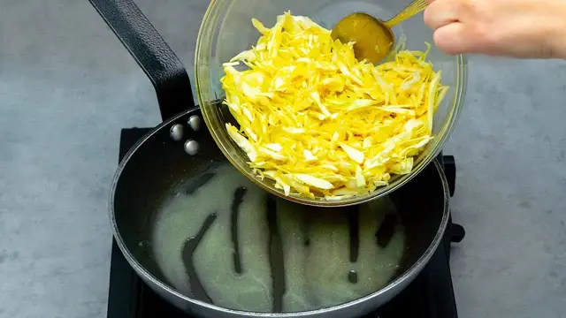Запеканка из капусты с пряным сырным соусом