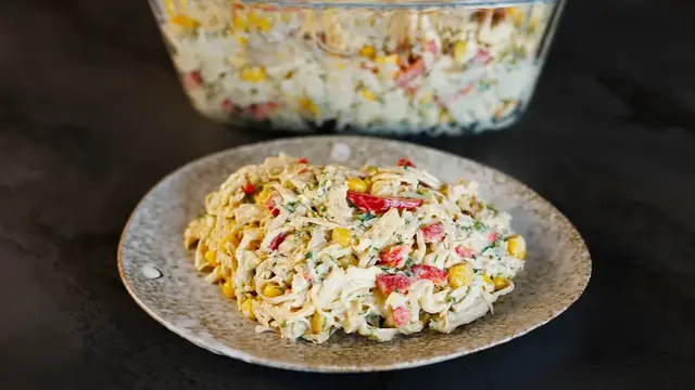 Простой салат из куриной грудки
