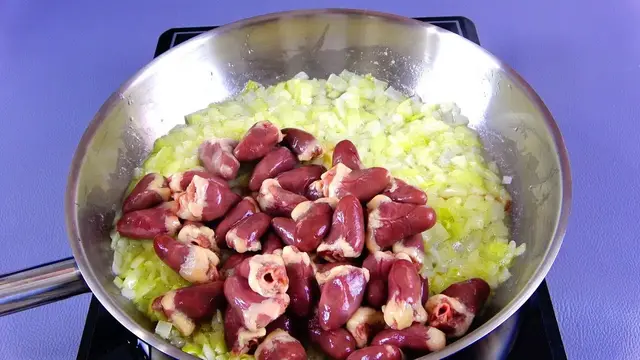 Куриные сердечки жареные на сковородке 