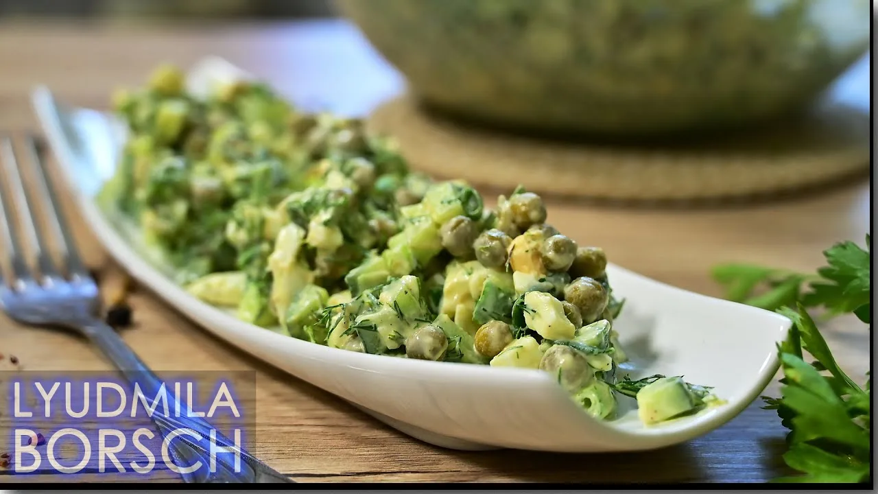 Салат с огурцами, яйцами и горошком