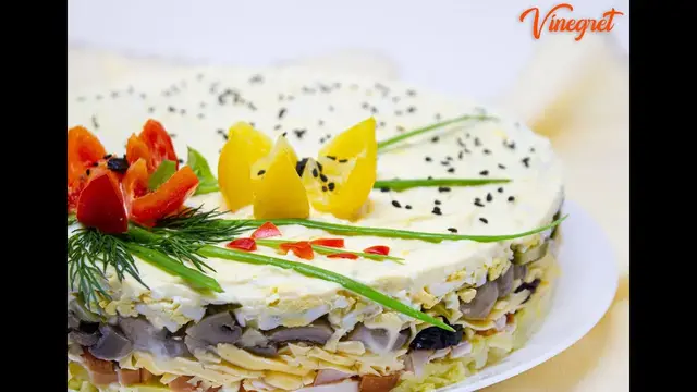 Праздничный салат с копченой курицей, черносливом и грибами 