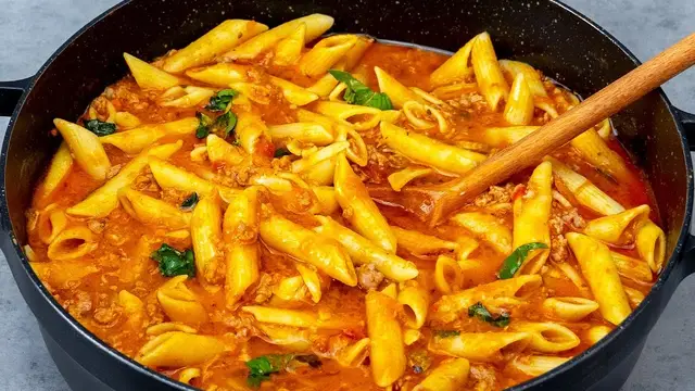 Паста Пенне с мясным соусом и свежими томатами черри