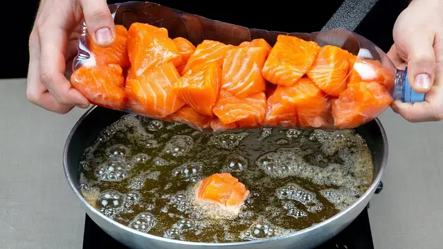 Запечённый лосось с брокколи и сливочным томатным соусом