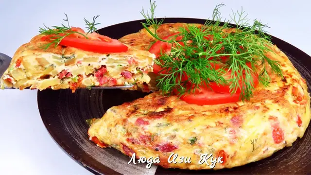 Картофельная лепешка с яйцами и колбасой
