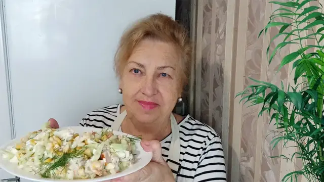 Простой и вкусный салат с курицей