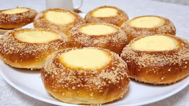 Пышные ватрушки с творогом и штрейзелем