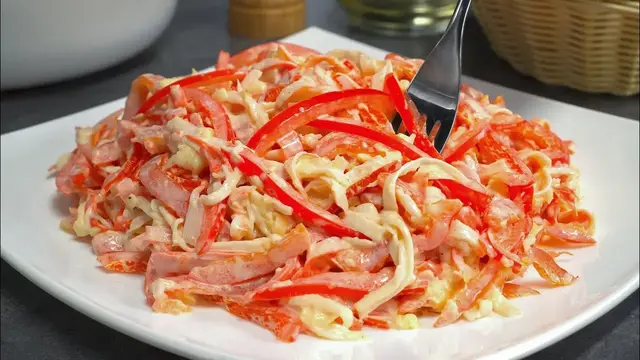 Салат с крабовыми палочками на новогодний стол 